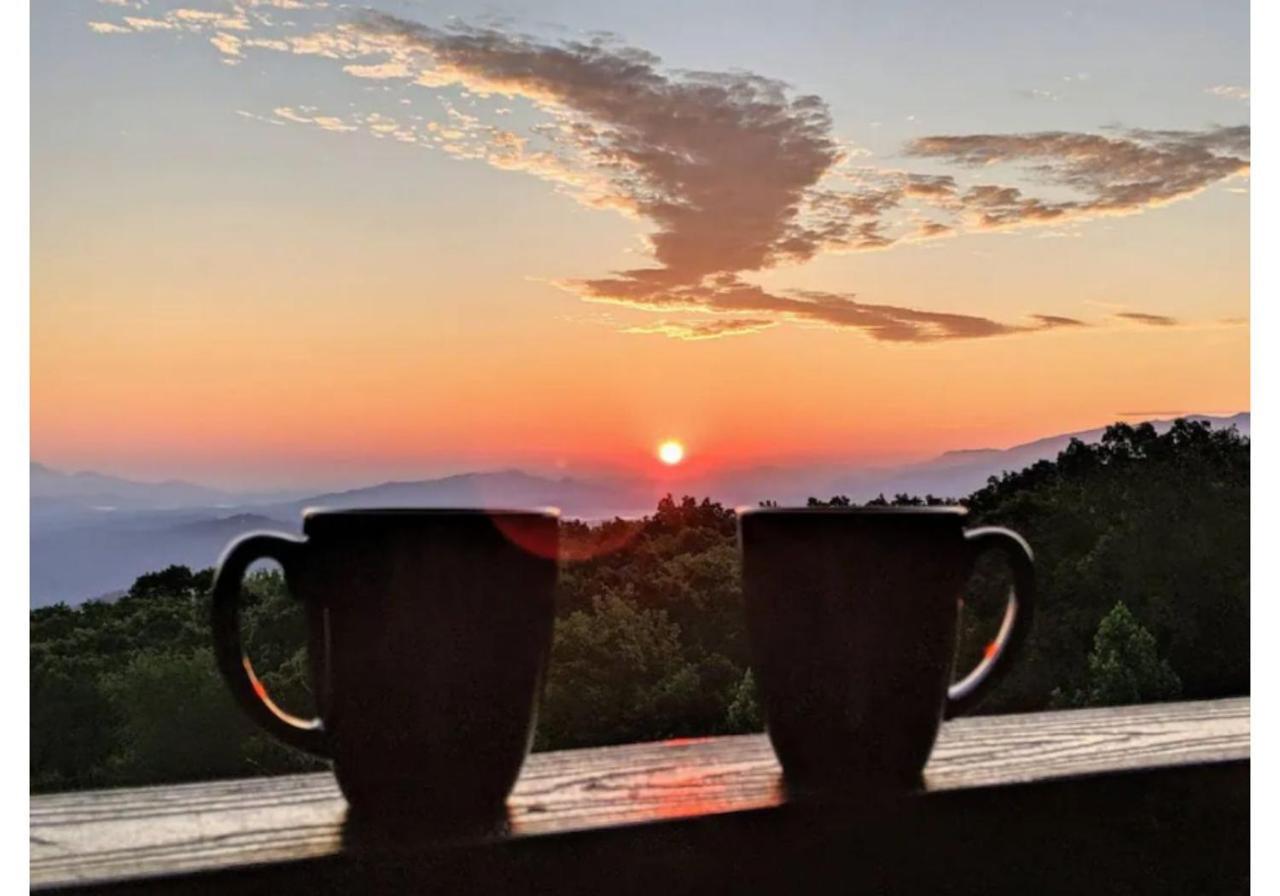 Wow Views!!-Mountain Escape-Outdoor Pool-Close To Downtown-Wifi-Cable-Private Balcony 개틀린버그 외부 사진