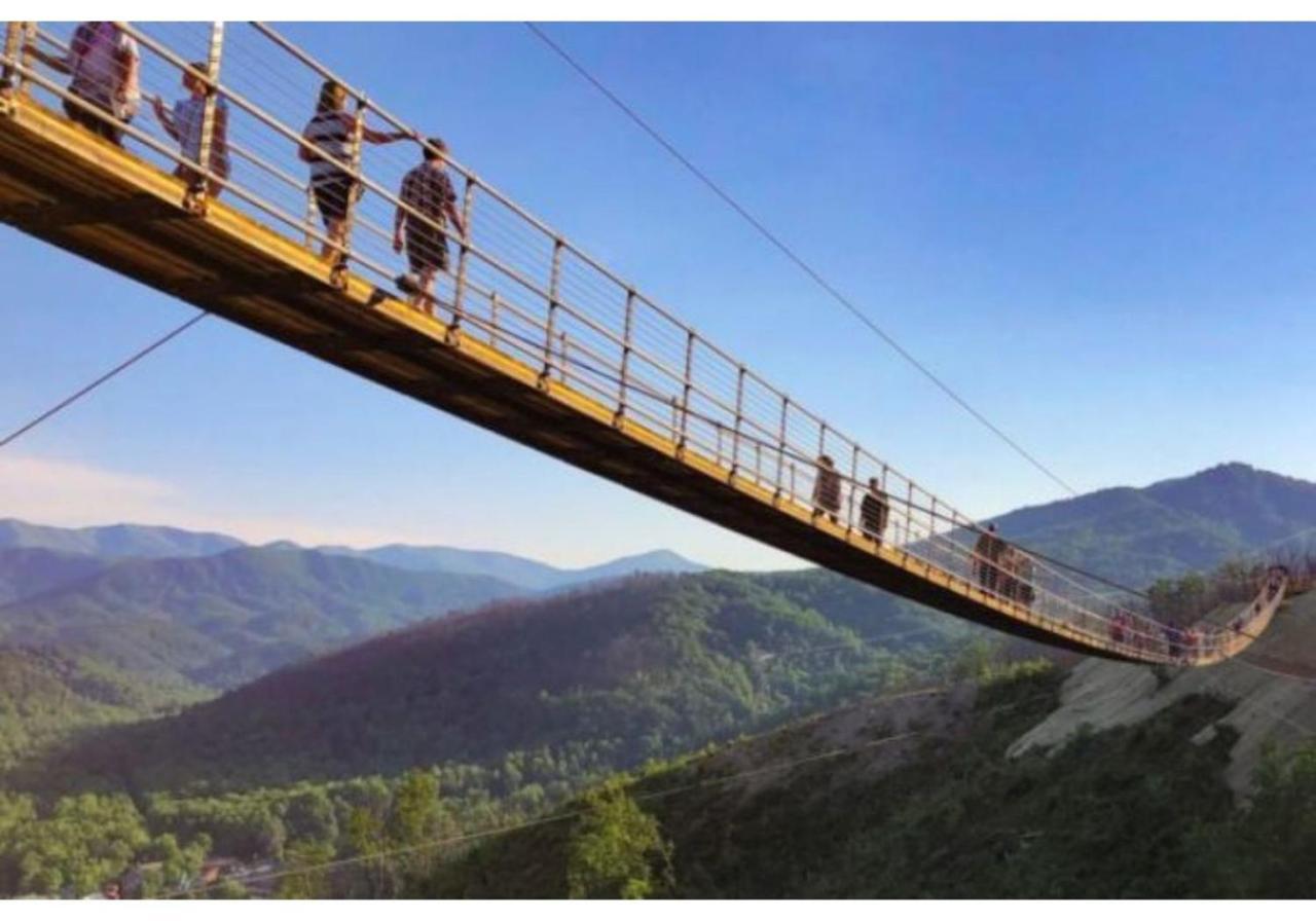 Wow Views!!-Mountain Escape-Outdoor Pool-Close To Downtown-Wifi-Cable-Private Balcony 개틀린버그 외부 사진