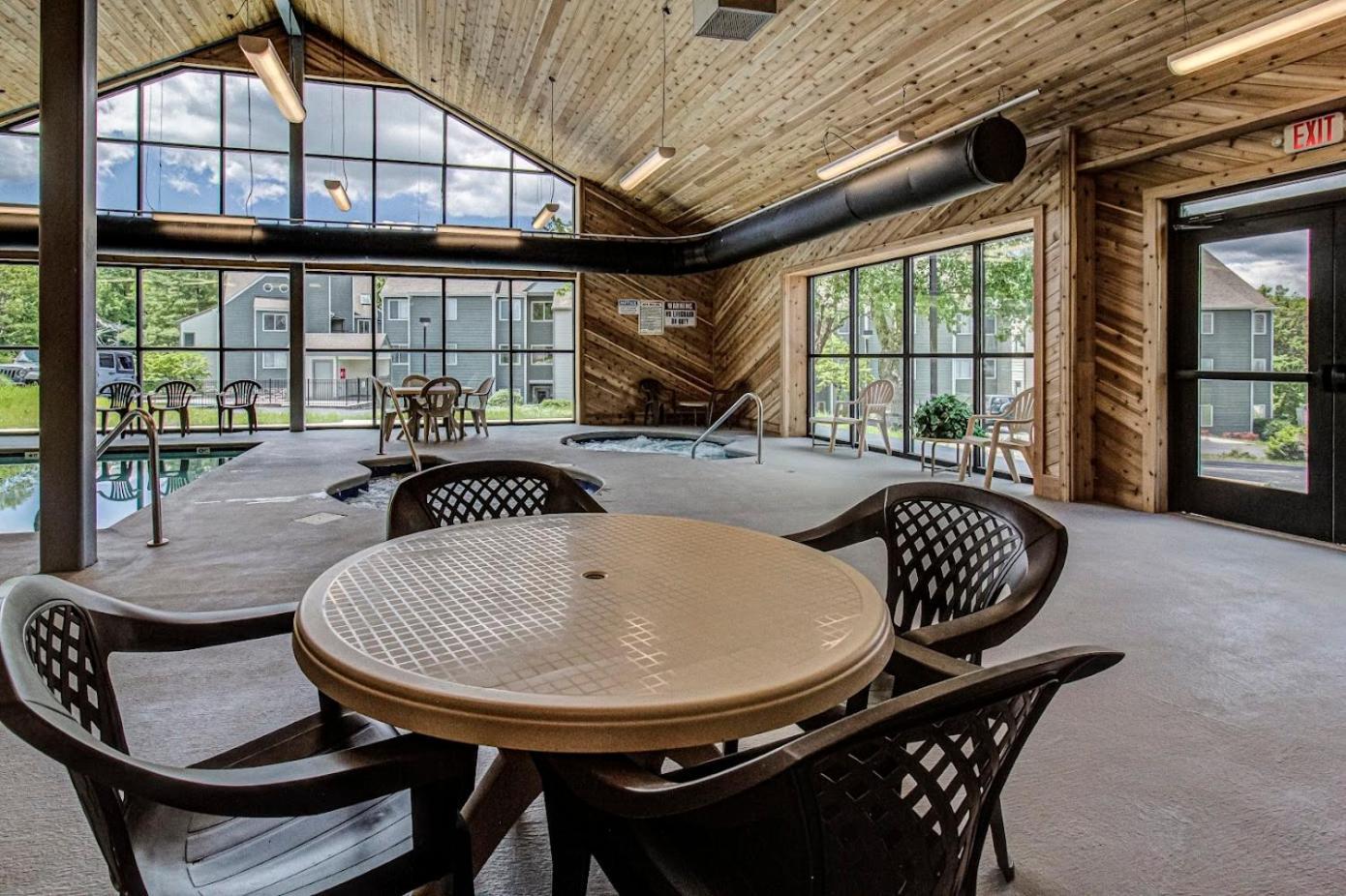 Wow Views!!-Mountain Escape-Outdoor Pool-Close To Downtown-Wifi-Cable-Private Balcony 개틀린버그 외부 사진